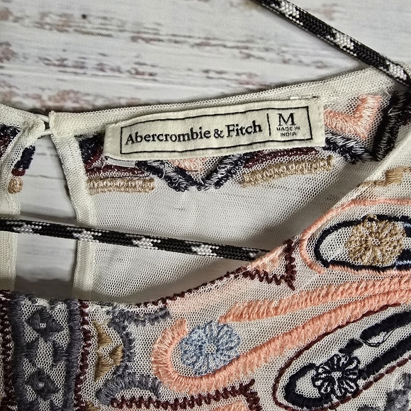Abercrombie & Fitch Multicolor Embroidered Top Women Size Medium - Picture 3 of 4